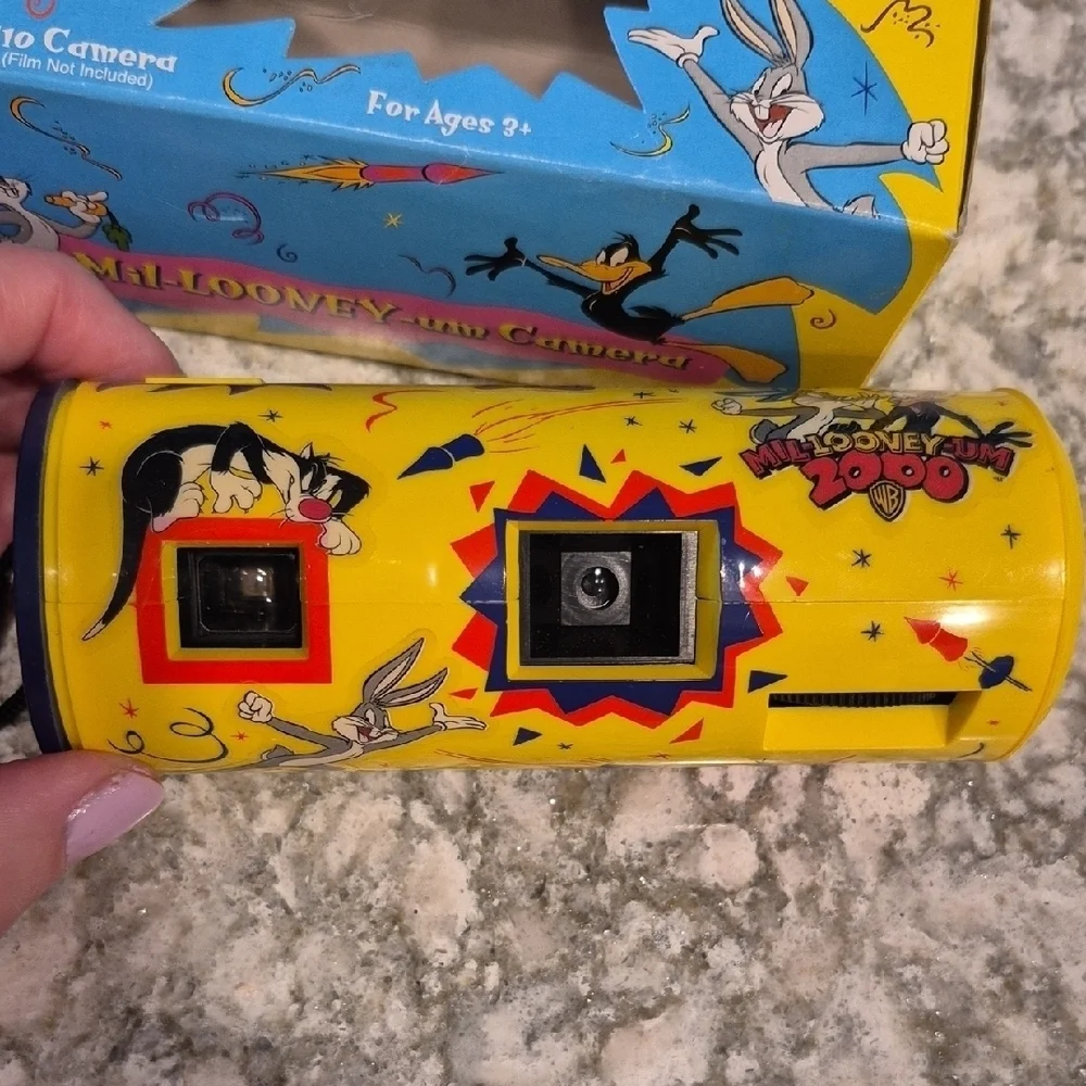 Looney Tunes Mil-LOONEY-um Camera millinium Y2K 2000 Limited Edition